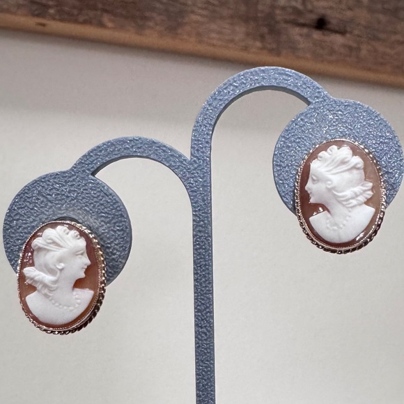 Vintage 10K Yellow Gold Carved Shell Cameo Screw Back Earrings 4.24 Gram - Picture 3 of 12